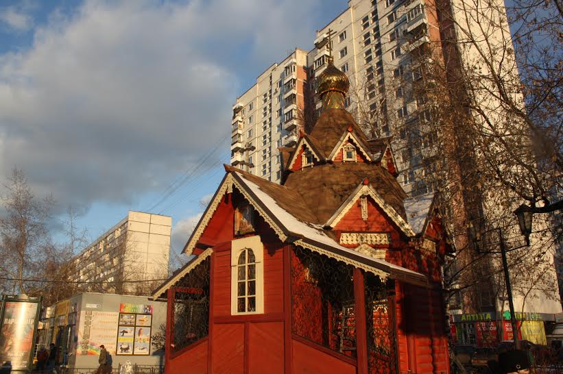 Город москва бабушкинский. Храм метро Бабушкинская. Бабушкинский район Москва. Район метро Бабушкинская. Часовня у метро Бабушкинская.